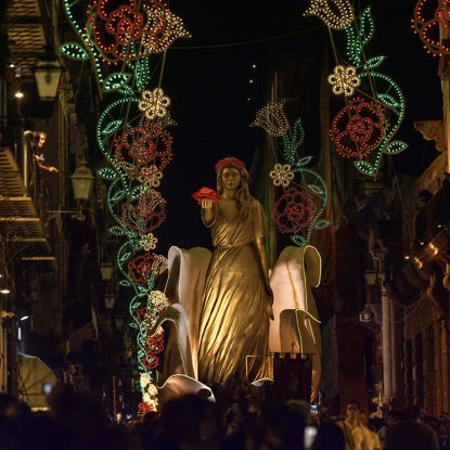 Immagine di Il carro trionfale sul Cassaro, la "Santuzza" tra la folla