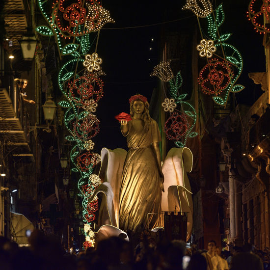 Immagine di Il carro trionfale sul Cassaro, la "Santuzza" tra la folla